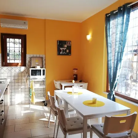 The Yellow House Nocleg ze śniadaniem 3*