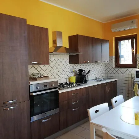 The Yellow House Nocleg ze śniadaniem 3*